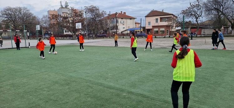 Момчета и момичета се включиха във Коледен фитболен турнир