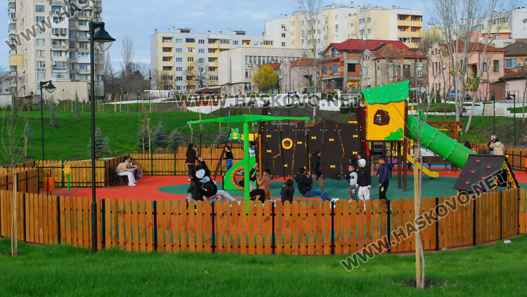 Хасковлийка: По две-три деца се качват на една люлка в парка над ДНА