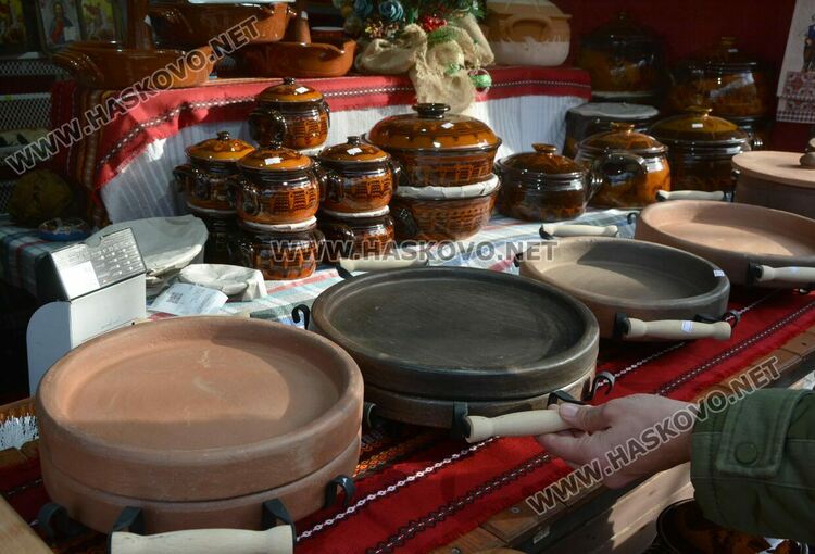 Шарени торбички от с.Студена и глинени сачове и от Крепост  на Коледния базар 