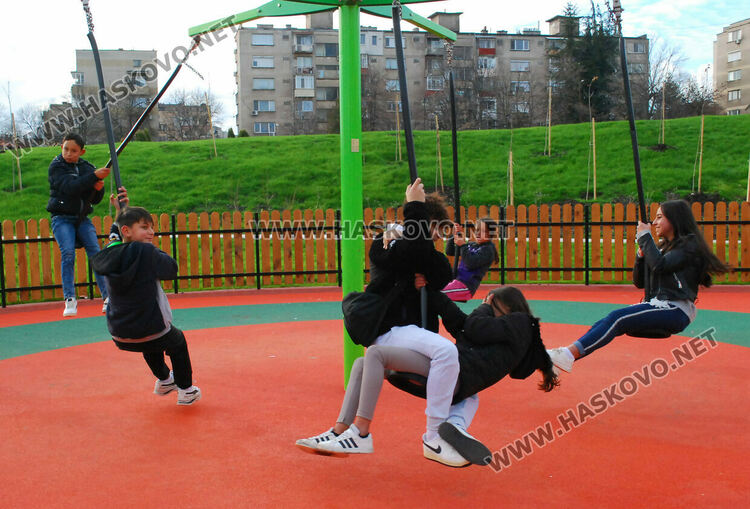 Хасковлийка: По две-три деца се качват на една люлка в парка над ДНА