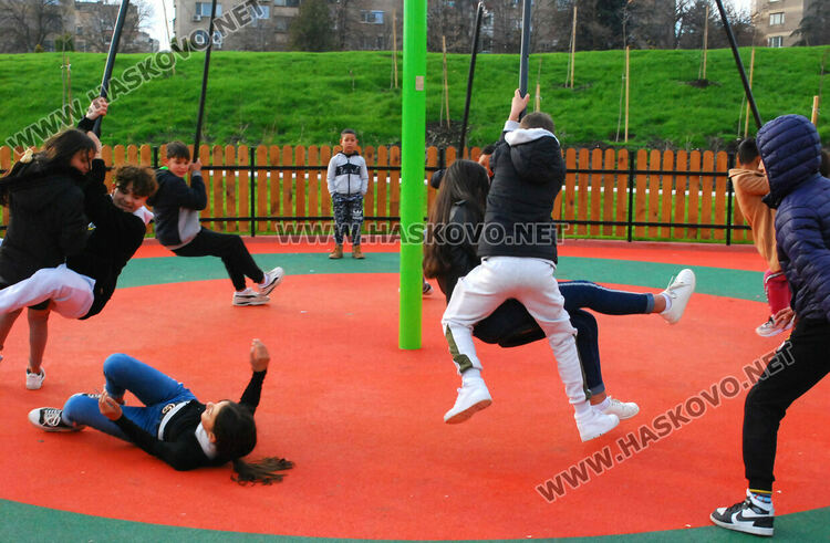 Хасковлийка: По две-три деца се качват на една люлка в парка над ДНА