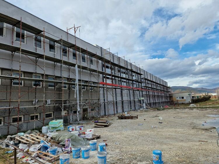 Подменена е дограмата на спортна зала "Асеновец" 