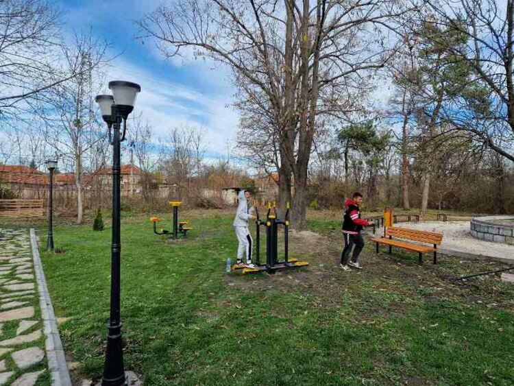 Караджаловци се радват на обновен кът за отдих и спорт