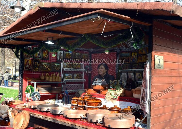 Шарени торбички от с.Студена и глинени сачове и от Крепост  на Коледния базар 