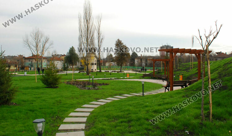 Хасковлийка: По две-три деца се качват на една люлка в парка над ДНА