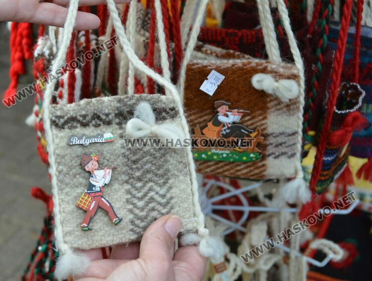 Шарени торбички от с.Студена и глинени сачове и от Крепост  на Коледния базар 