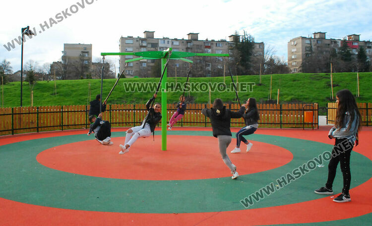 Хасковлийка: По две-три деца се качват на една люлка в парка над ДНА