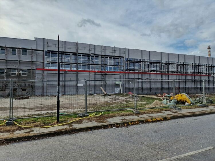 Подменена е дограмата на спортна зала "Асеновец" 