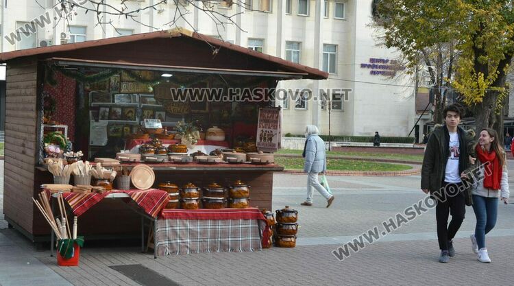 Шарени торбички от с.Студена и глинени сачове и от Крепост  на Коледния базар 