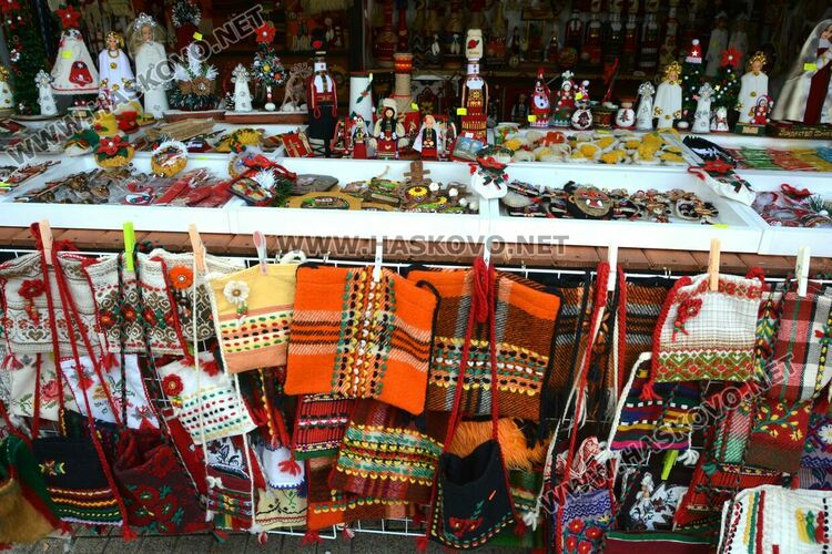 Шарени торбички от с.Студена и глинени сачове и от Крепост  на Коледния базар 