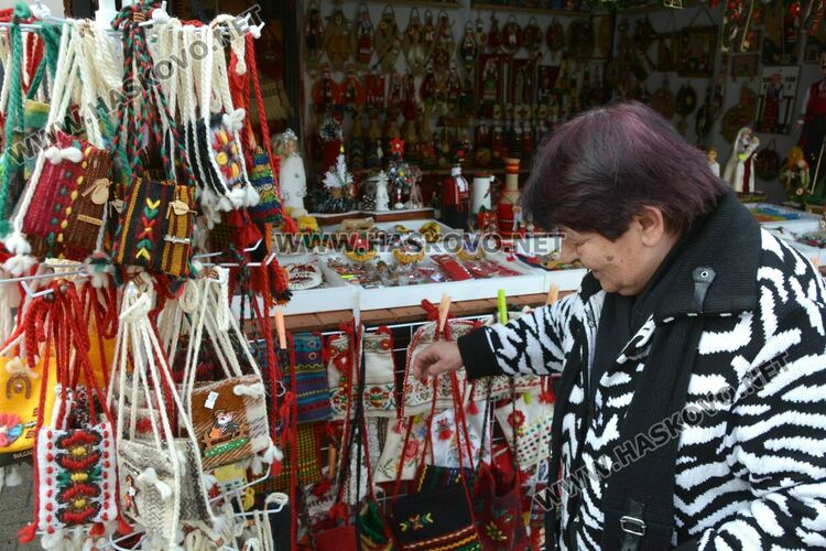Шарени торбички от с.Студена и глинени сачове и от Крепост  на Коледния базар 