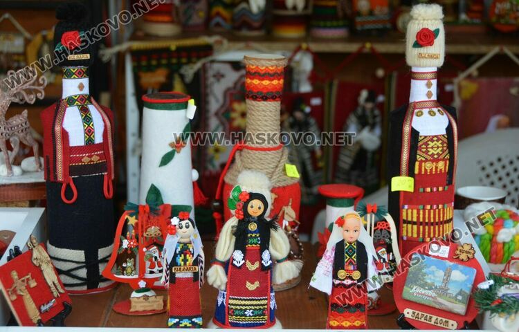 Шарени торбички от с.Студена и глинени сачове и от Крепост  на Коледния базар 