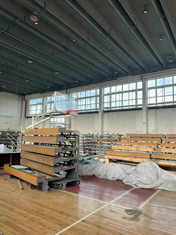 Подменена е дограмата на спортна зала "Асеновец" 