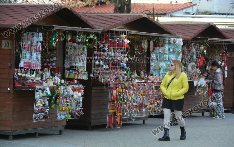 Шарени торбички от с.Студена и глинени сачове и от Крепост  на Коледния базар 