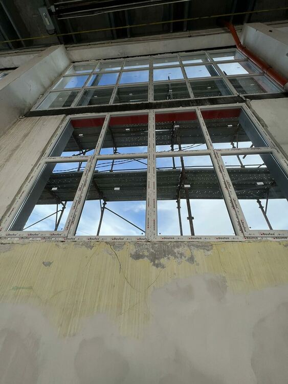 Подменена е дограмата на спортна зала "Асеновец" 