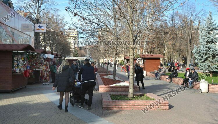 Шарени торбички от с.Студена и глинени сачове и от Крепост  на Коледния базар 