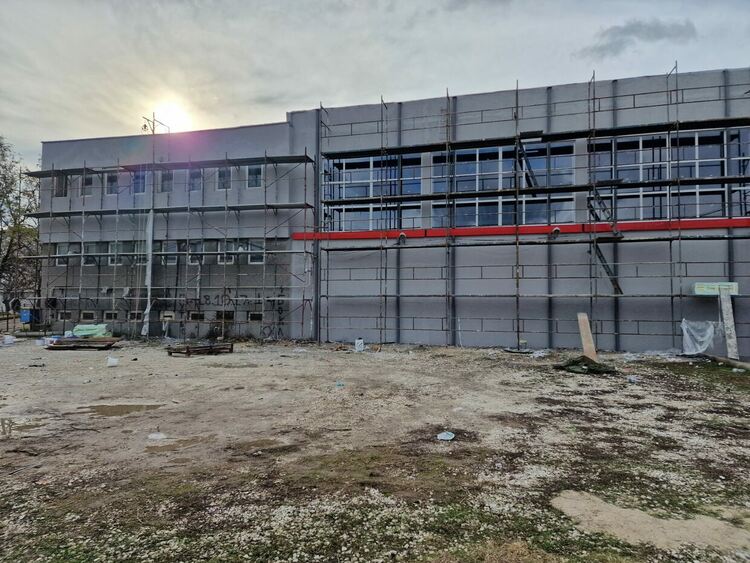 Подменена е дограмата на спортна зала "Асеновец" 