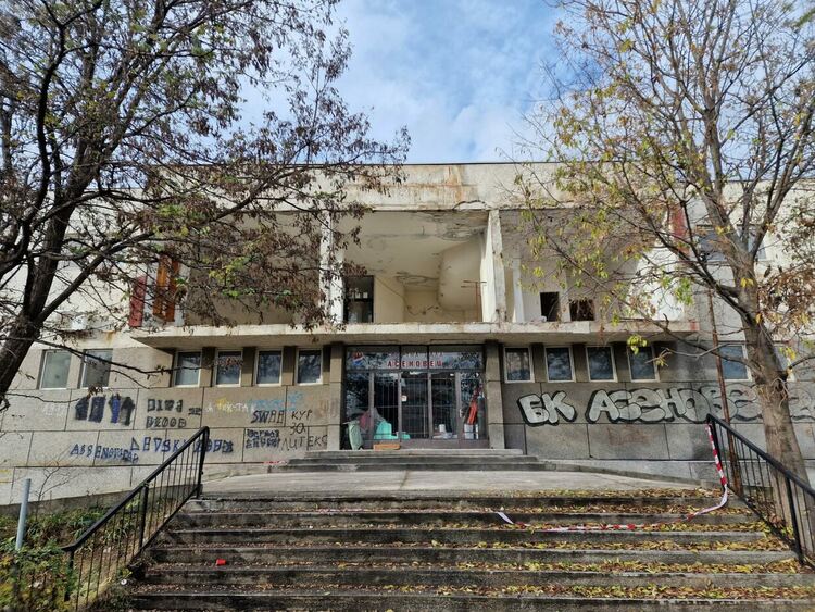 Подменена е дограмата на спортна зала "Асеновец" 