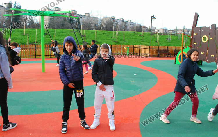 Хасковлийка: По две-три деца се качват на една люлка в парка над ДНА