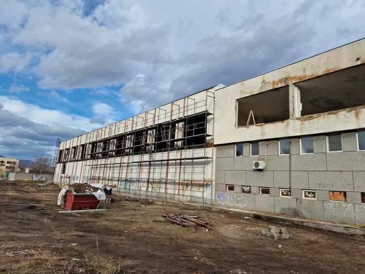 Подменена е дограмата на спортна зала "Асеновец" 