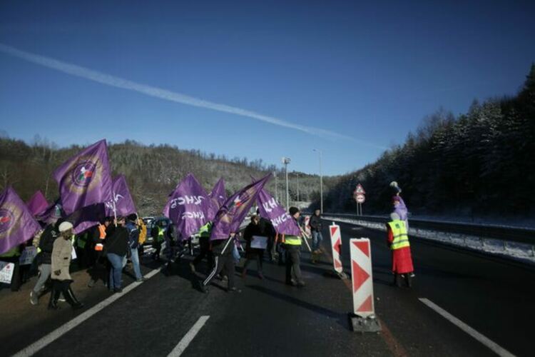 Протест на служители на АПИ затвори за кратко тунел Витиня