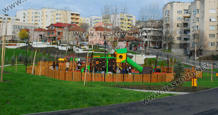 Хасковлийка: По две-три деца се качват на една люлка в парка над ДНА