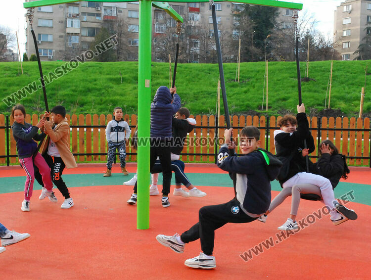 Хасковлийка: По две-три деца се качват на една люлка в парка над ДНА