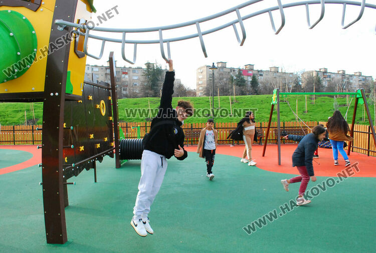 Хасковлийка: По две-три деца се качват на една люлка в парка над ДНА