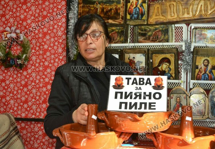 Шарени торбички от с.Студена и глинени сачове и от Крепост  на Коледния базар 