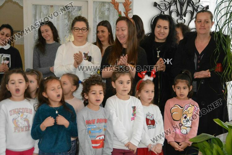 Деца от „Славейче“ с базар за Дани и за социален център в Хасково