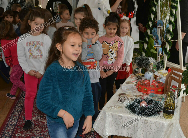 Деца от „Славейче“ с базар за Дани и за социален център в Хасково