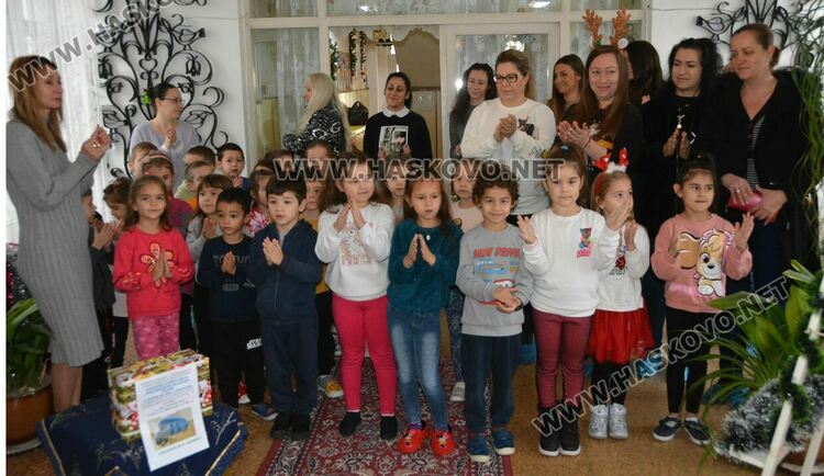 Деца от „Славейче“ с базар за Дани и за социален център в Хасково