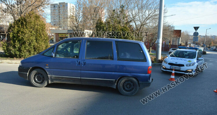 Водач на Ситроен блъсна неправилно пресичащ пешеходец до „Замъка“