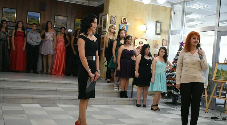 Учениците от ПГ "Свети Патриарх Евтимий" представиха празнично ревю