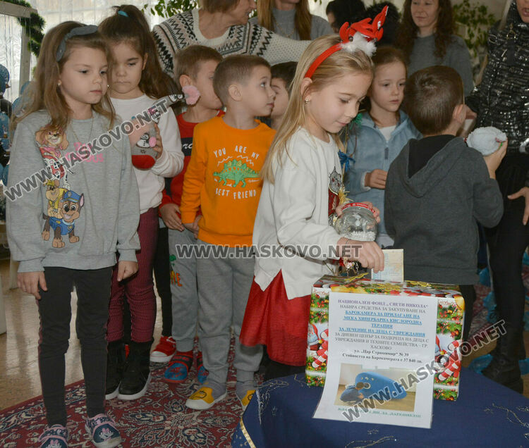 Деца от „Славейче“ с базар за Дани и за социален център в Хасково