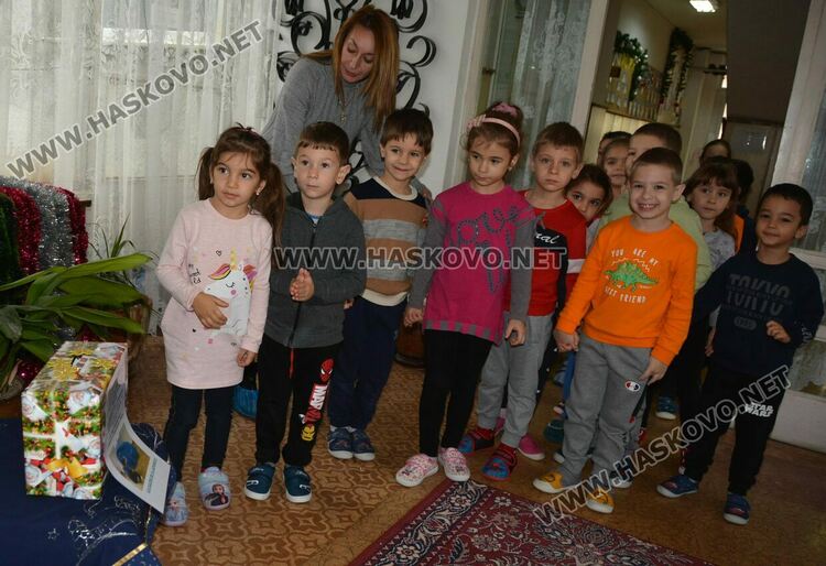 Деца от „Славейче“ с базар за Дани и за социален център в Хасково