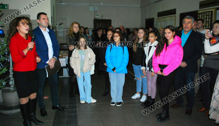 Съдебни служители и млади таланти от Хасково с базар за Гого и Дани