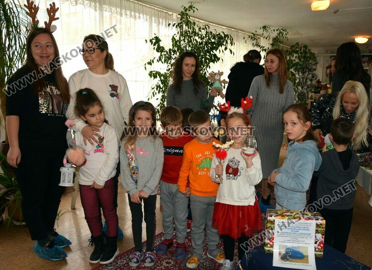 Деца от „Славейче“ с базар за Дани и за социален център в Хасково