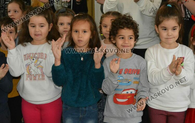 Деца от „Славейче“ с базар за Дани и за социален център в Хасково