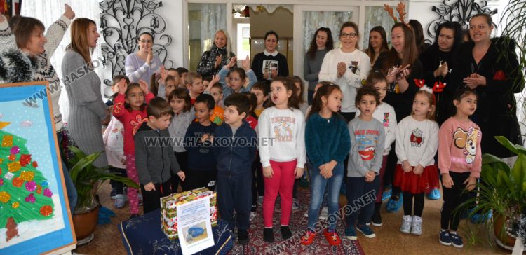 Деца от „Славейче“ с базар за Дани и за социален център в Хасково