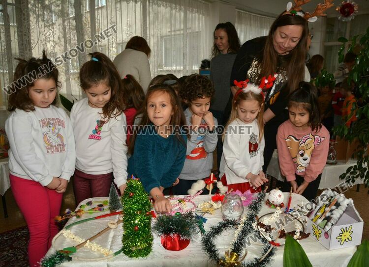 Деца от „Славейче“ с базар за Дани и за социален център в Хасково
