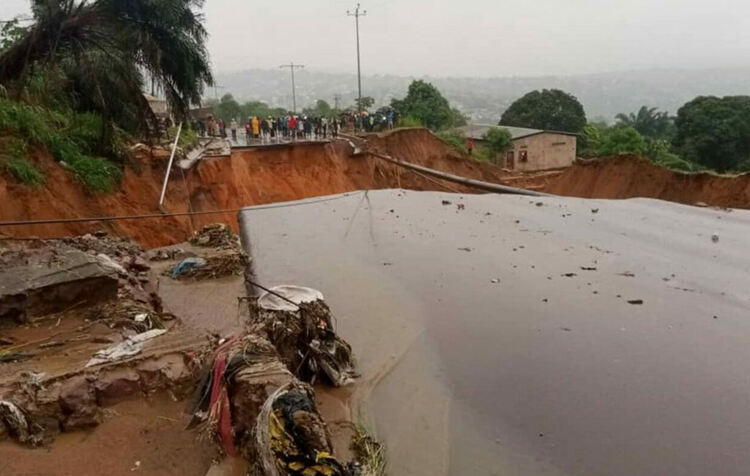 Наводнение в Конго взе 120 жертви, земята се разкъса