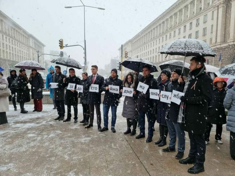 Служители на МВнР протестират пред Министерски съвет