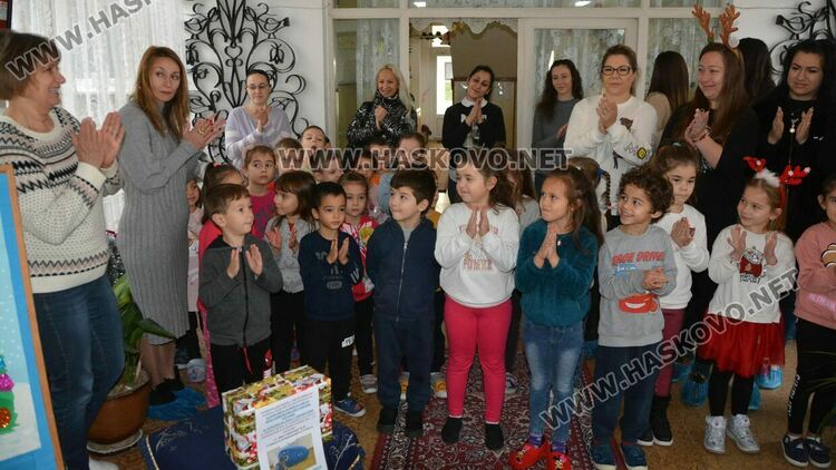 Деца от „Славейче“ с базар за Дани и за социален център в Хасково
