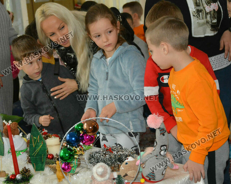 Деца от „Славейче“ с базар за Дани и за социален център в Хасково