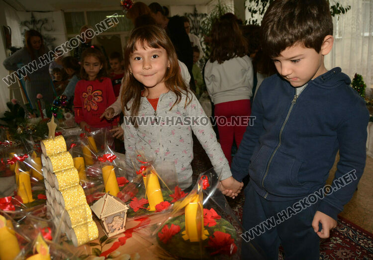 Деца от „Славейче“ с базар за Дани и за социален център в Хасково