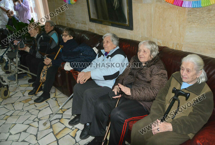 Коледно настроени в Дома за възрастни на "Кенана" донесоха децата от градина „Вихрогонче“