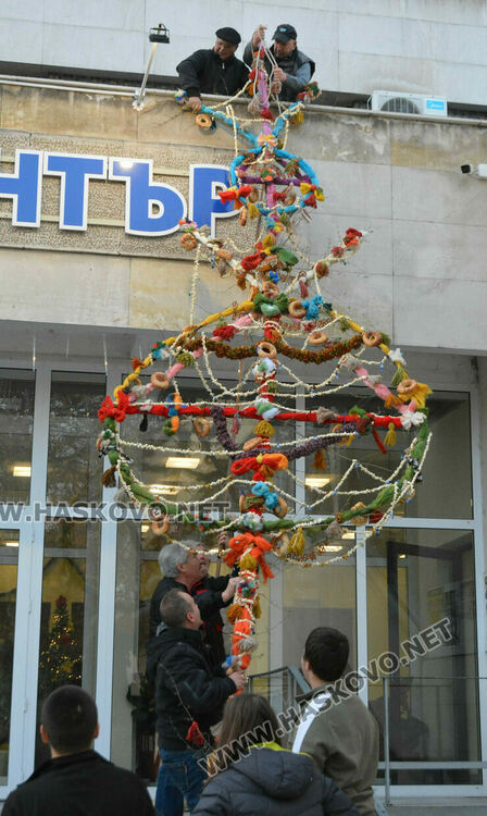 Гигантската сурвачка украси Младежкия център в Хасково за 14-ти път