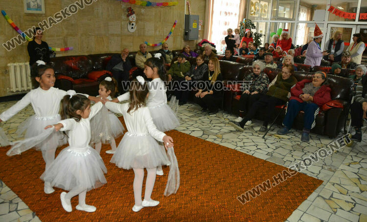 Коледно настроени в Дома за възрастни на "Кенана" донесоха децата от градина „Вихрогонче“