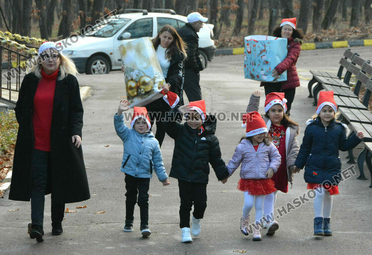 Коледно настроени в Дома за възрастни на "Кенана" донесоха децата от градина „Вихрогонче“